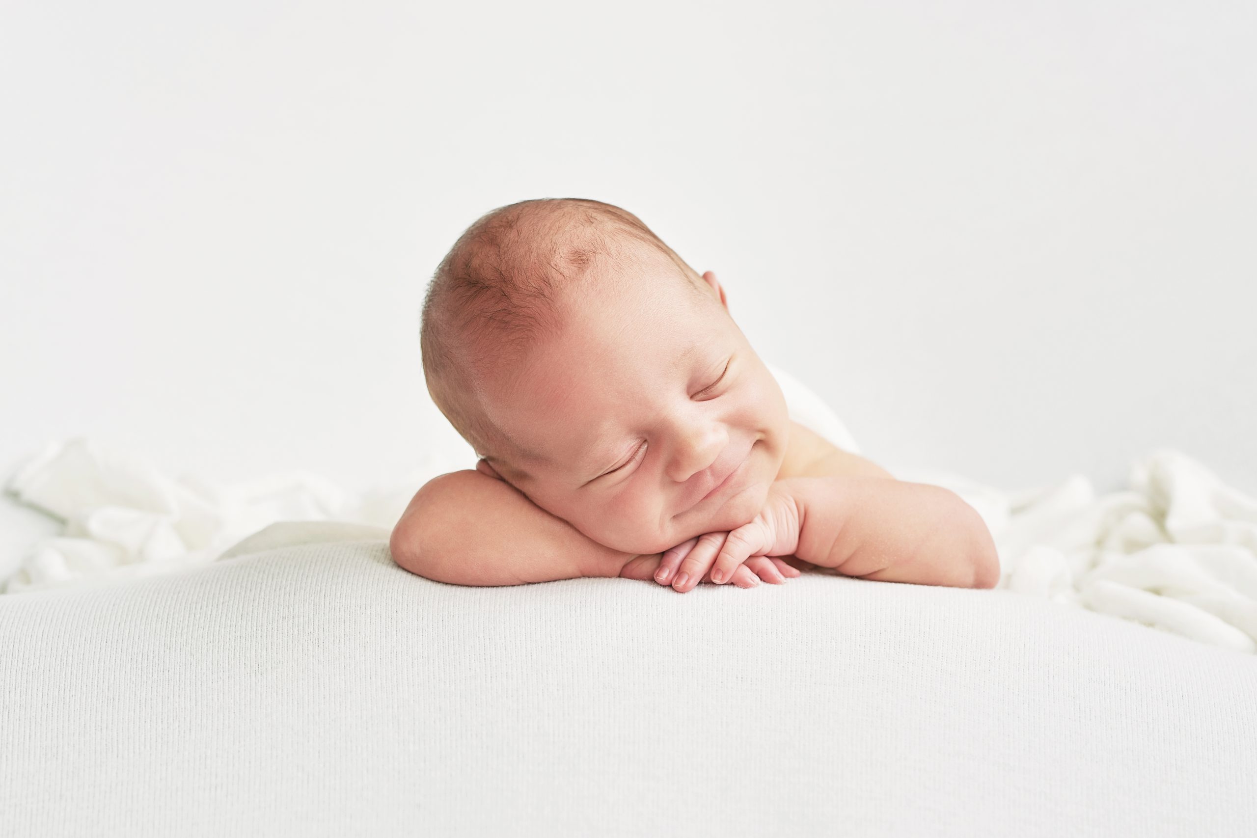 Сонник новорожденный на руках. Фотосессия младенцев. Сон младенца. Младенец мальчик во сне. Маленький мальчик во сне.